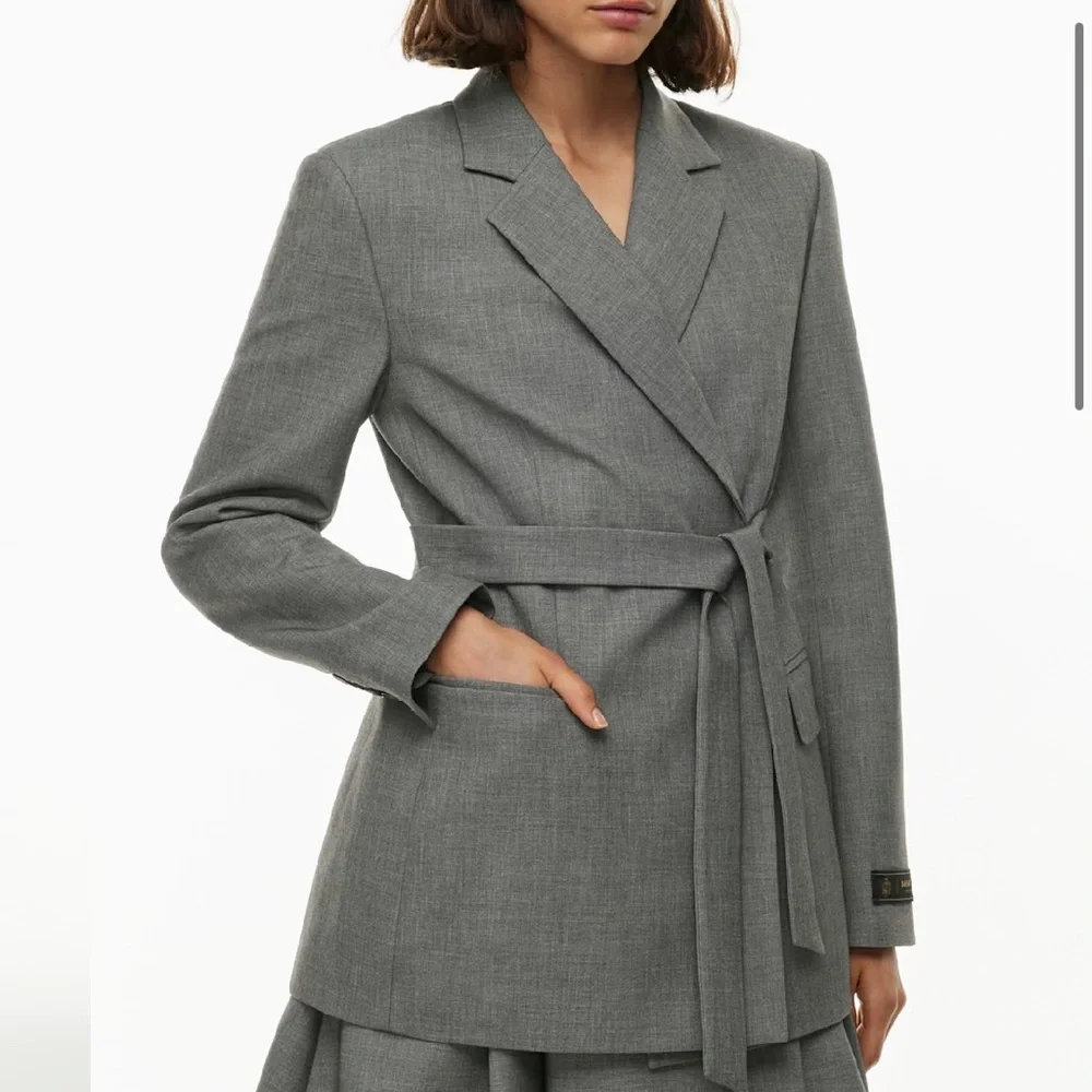 Aritzia Babaton color black Innovate Blazer - Picture 6 of 8